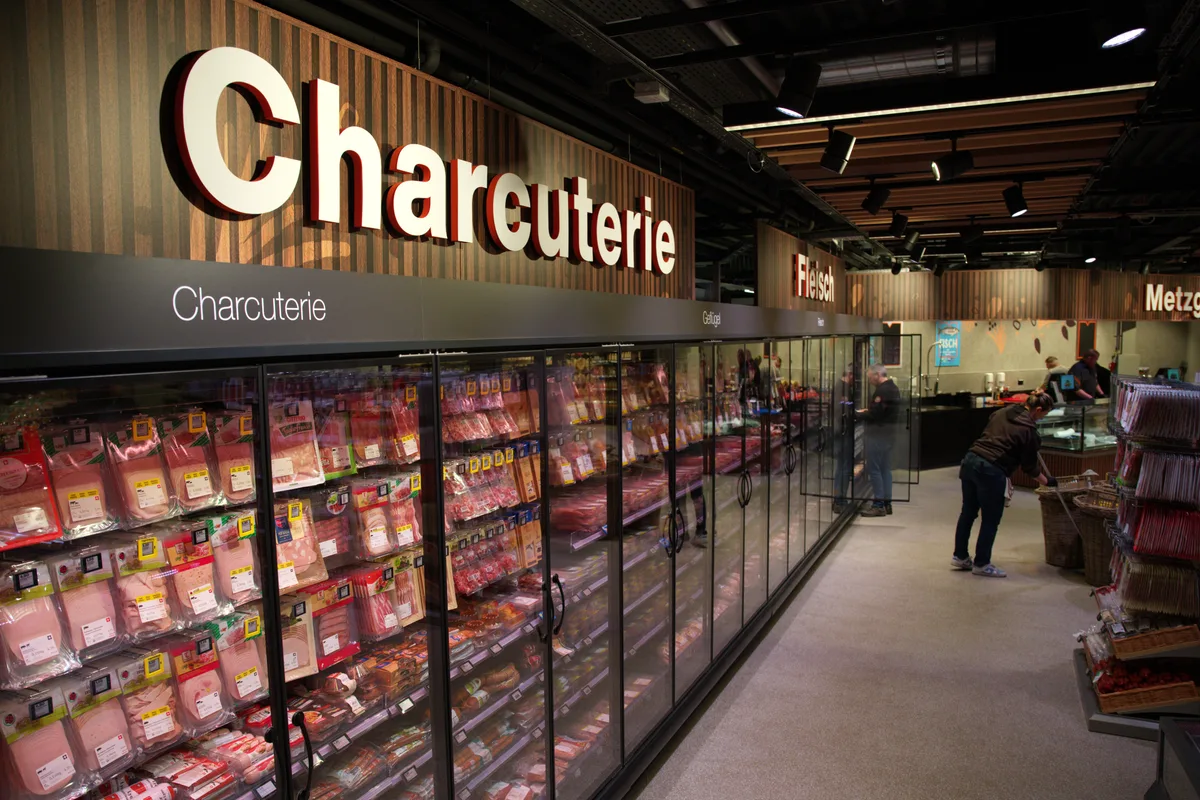 Es ist die Fleischabteilung der Migros in Egg zu sehen.